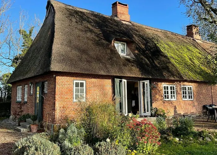 Photo de Thatched Brick House Near The River Schlei Thumby